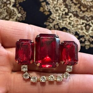 VINTAGE 50's RED ACRLYIC STONE WITH RHINESTONES GOLD-TONE 3.5" BROOCH
